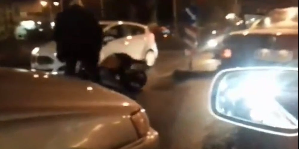 Απίστευτο ξύλο μεταξύ οδηγών πάνω σε δρόμο στην Πάτρα (βίντεο)